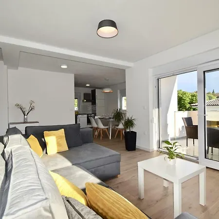 Mira בית הארחה פולה